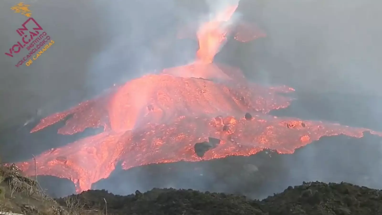 La lava del volcán de La Palma avanza sin cesar