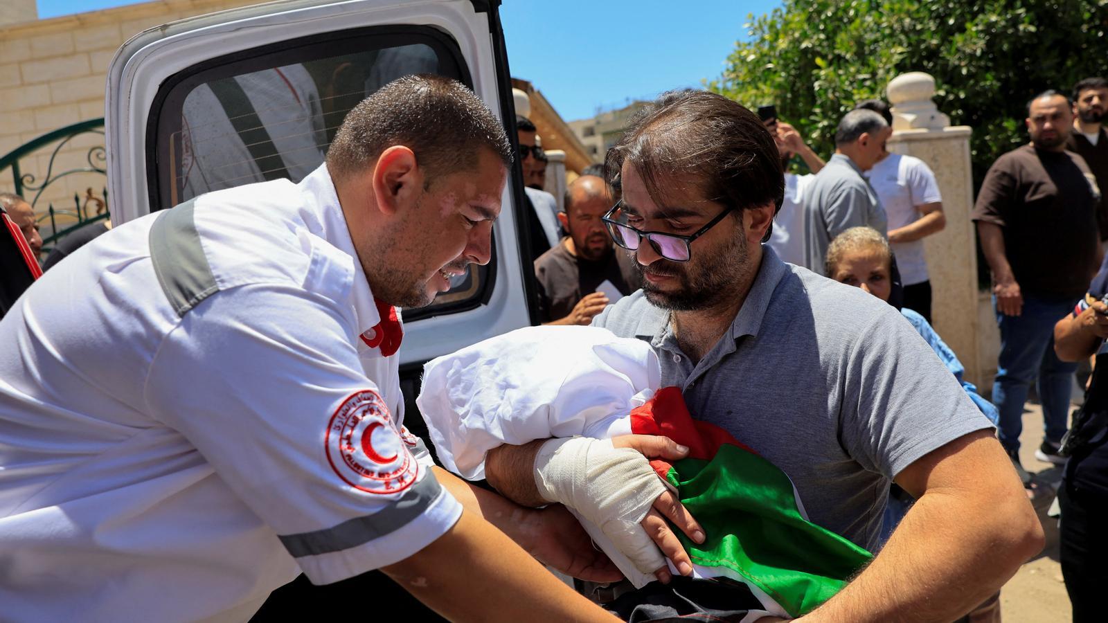 Funeral of Sam Abu Haikal, 7 months old, in the arms of his father, this Saturday in Hebron.