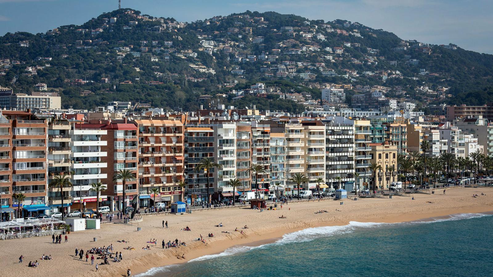 Imagen de la playa de Lloret de Mar, una de las que hay en este municipio de la Costa Brava, donde se cerrará el ciclo de encuentros sobre turismo.