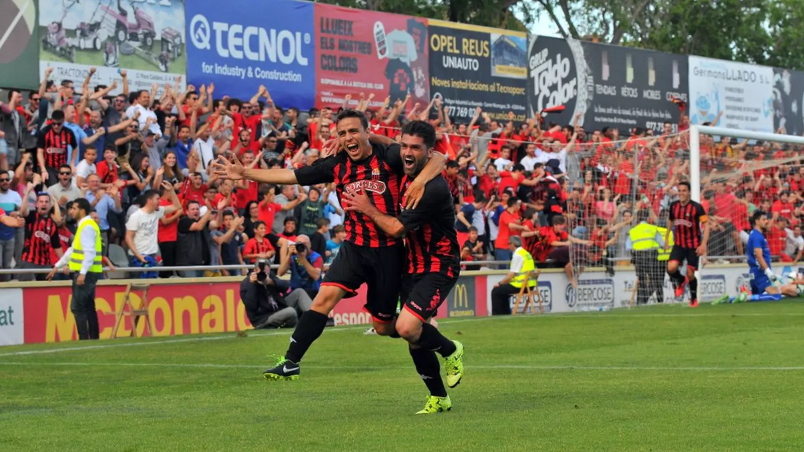 David Haro celebrant el gol que certifica l'ascens a Lliga Adelante