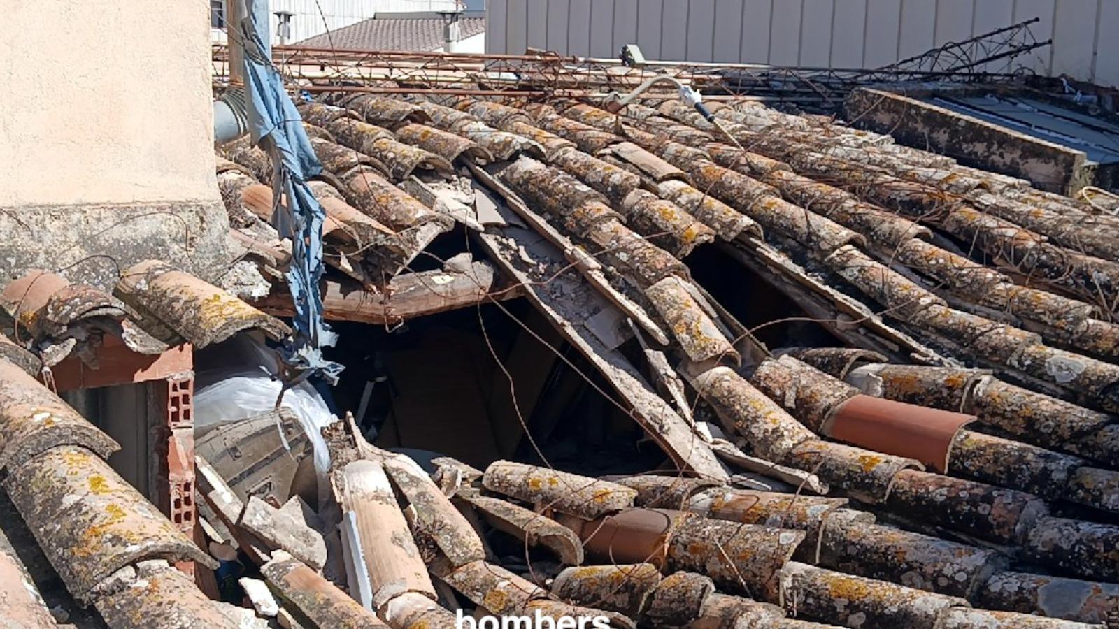 Image of the partially collapsed roof of a building in Figueres.