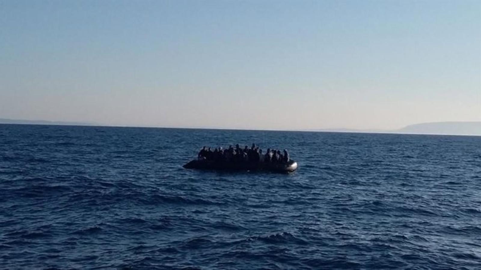 Ein treibendes Boot.