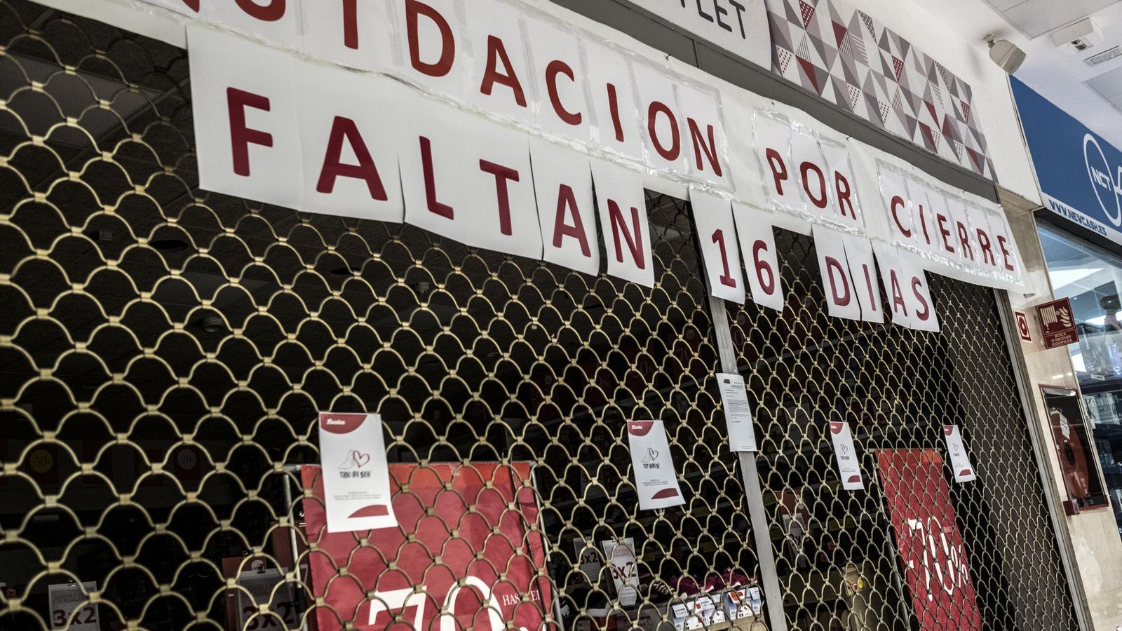 Imagen de archivo de un comercio en liquidación en Cornellà del Llobregat.