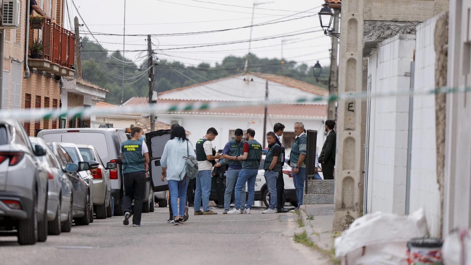 Agentes de la Guardia Civil trabajando en las puertas del domicilio de la víctima, en Seseña.