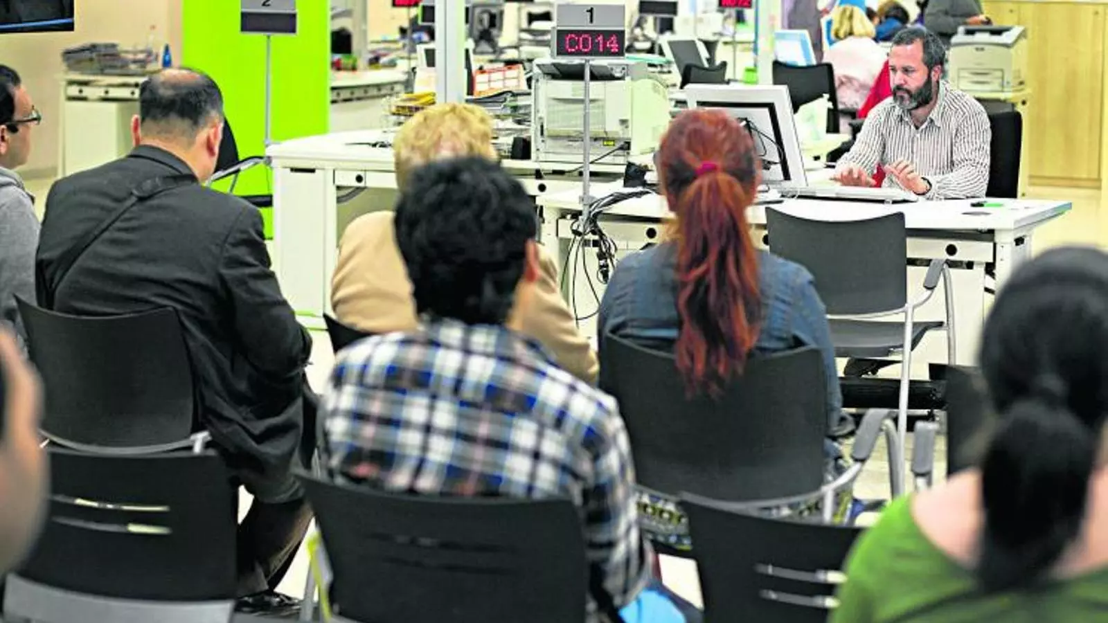 LA RETALLADA DE PERSONAL ES FRENA El nombre de treballadors del sector públic creix en 11.100 persones a Espanya i en 4.600 a Catalunya en el primer trimestre, segons l’INE, que no detalla quines administracions afecta aquest increment estadístic que trenca deu trimestres de reducció de personal al conjunt de l’Estat.