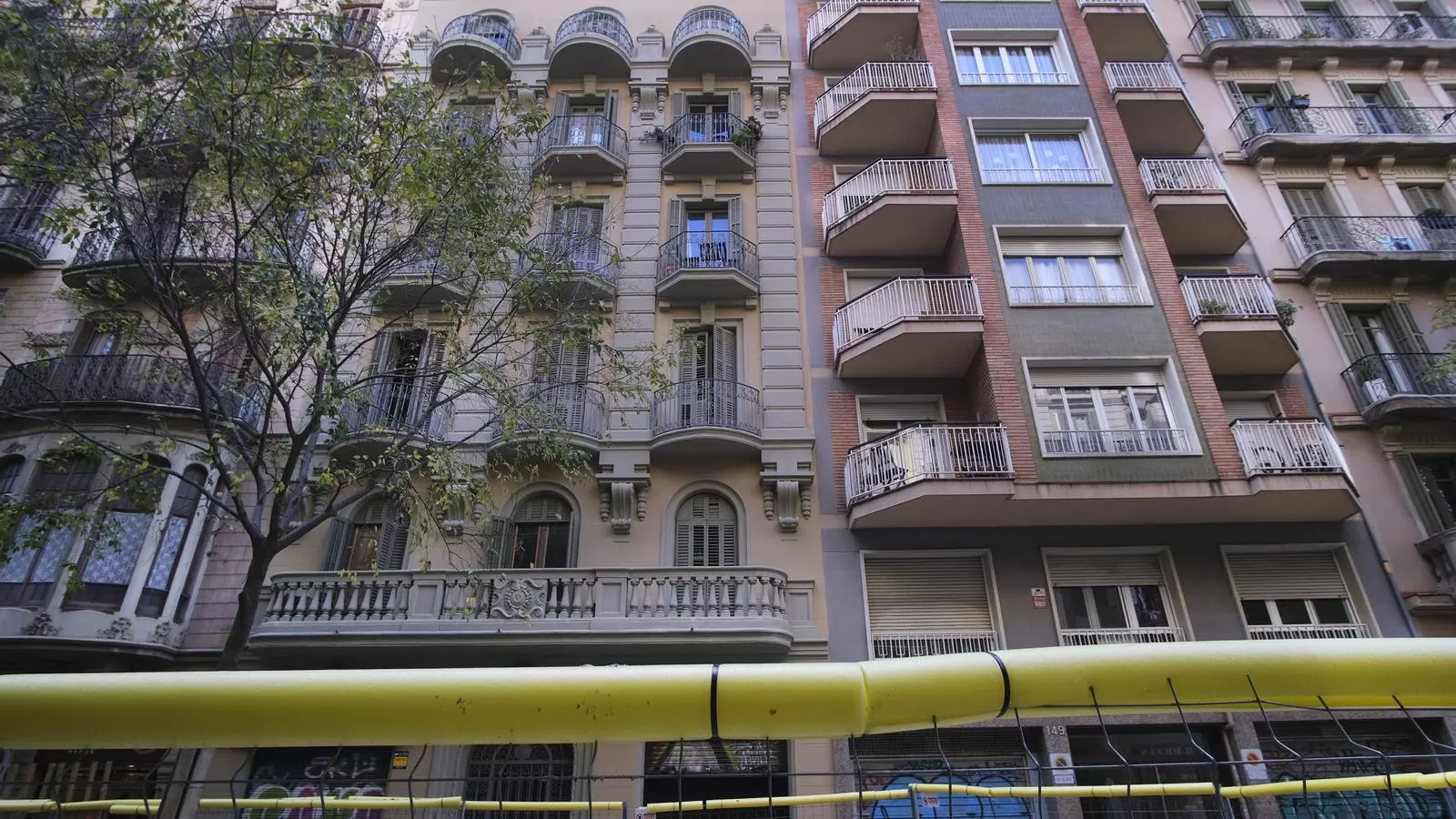 Façana d'un dels edificis en obres que està incomplint la normativa del 30% d'habitatge.