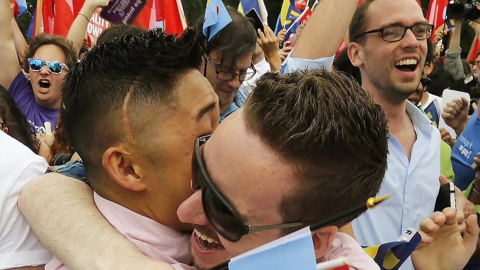 “L’AMOR ÉS L’AMOR”
Els manifestants a favor del matrimoni homosexual van celebrar amb crits i abraçades la decisió del Suprem de legalitzar aquesta unió a tot el país. “L’amor és l’amor”, va dir Obama per lloar la lluita del moviment gai.