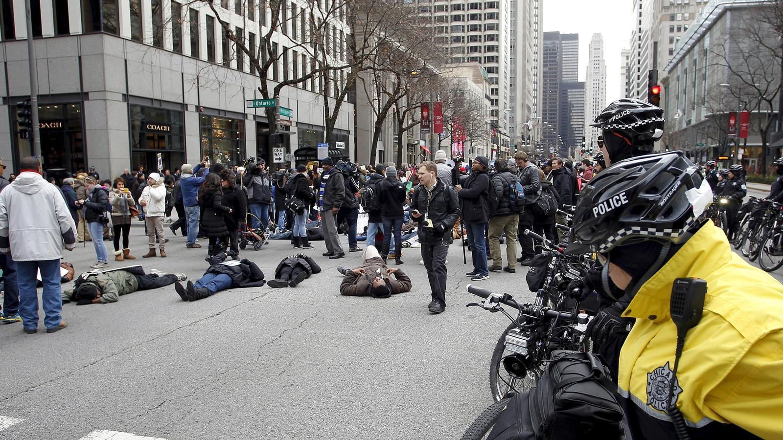 Manifestació a Chicago el 24 de desembre de 2015 contra la violència policial. / Reuters