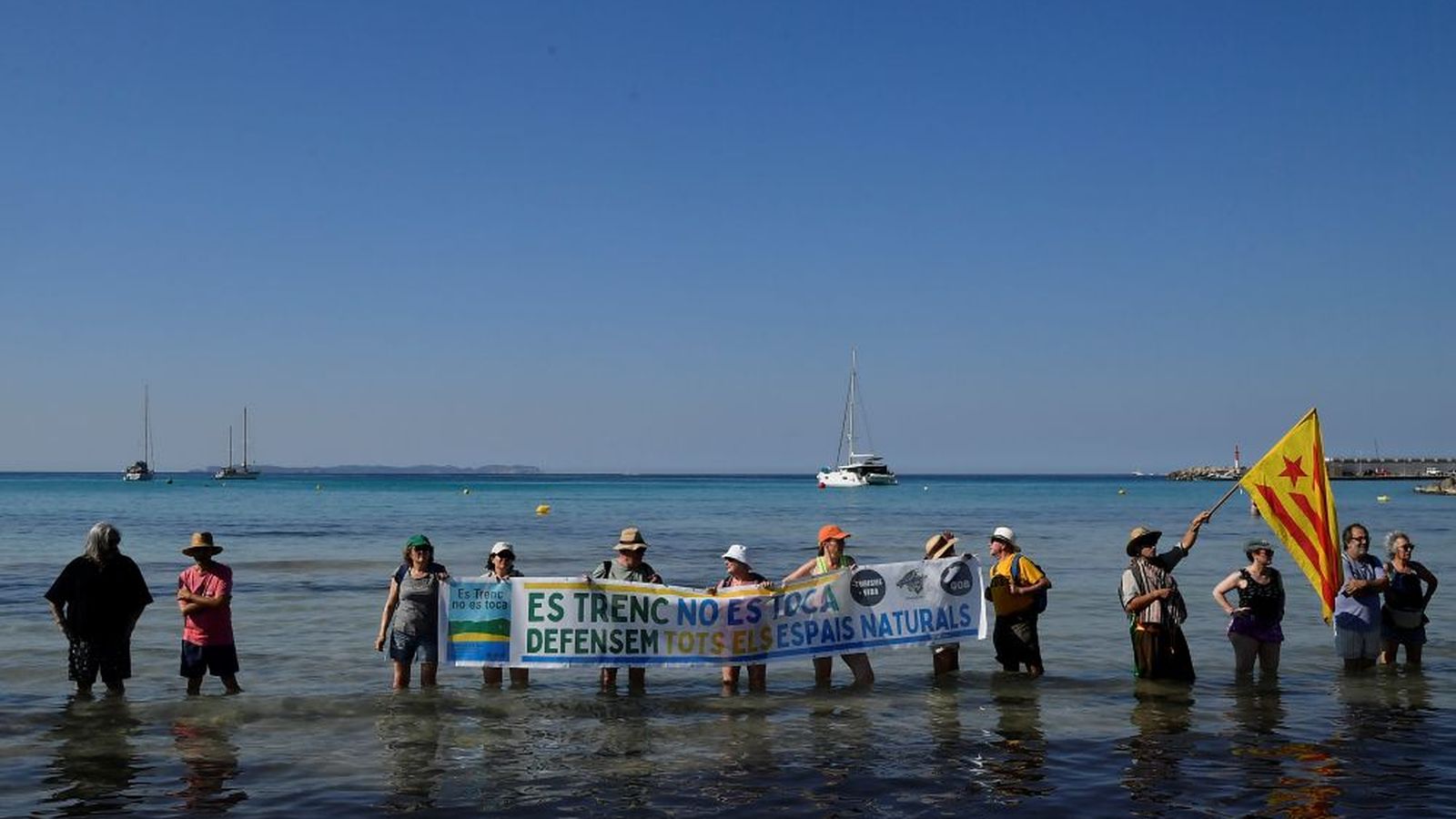 The human chain in defense of the conservation of the Es Trenç-Salobrar de Campos natural park.