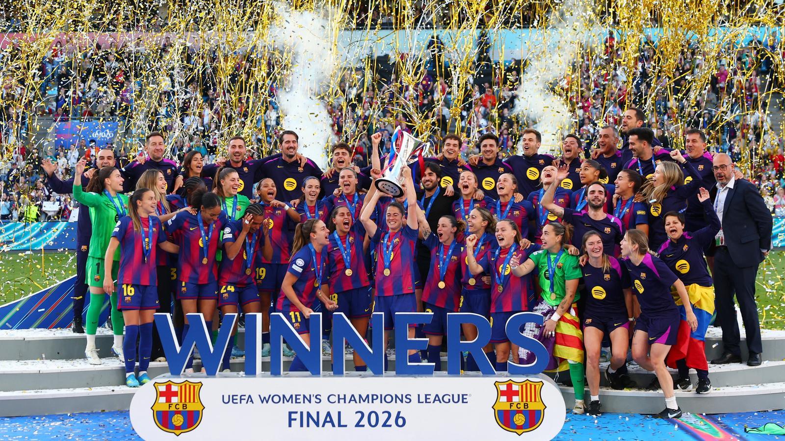 La capitana del FC Barcelona Marta Torrejón levanta el trofeo de la Women's Champions League junto con sus compañeras de equipo para celebrar la victoria en la final contra el Olympique de Lyon en el Ullevaal Stadion de Oslo.