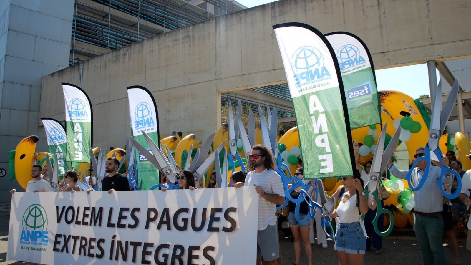 Protesta d'ANPE enfront de la Conselleria d'Educació.
