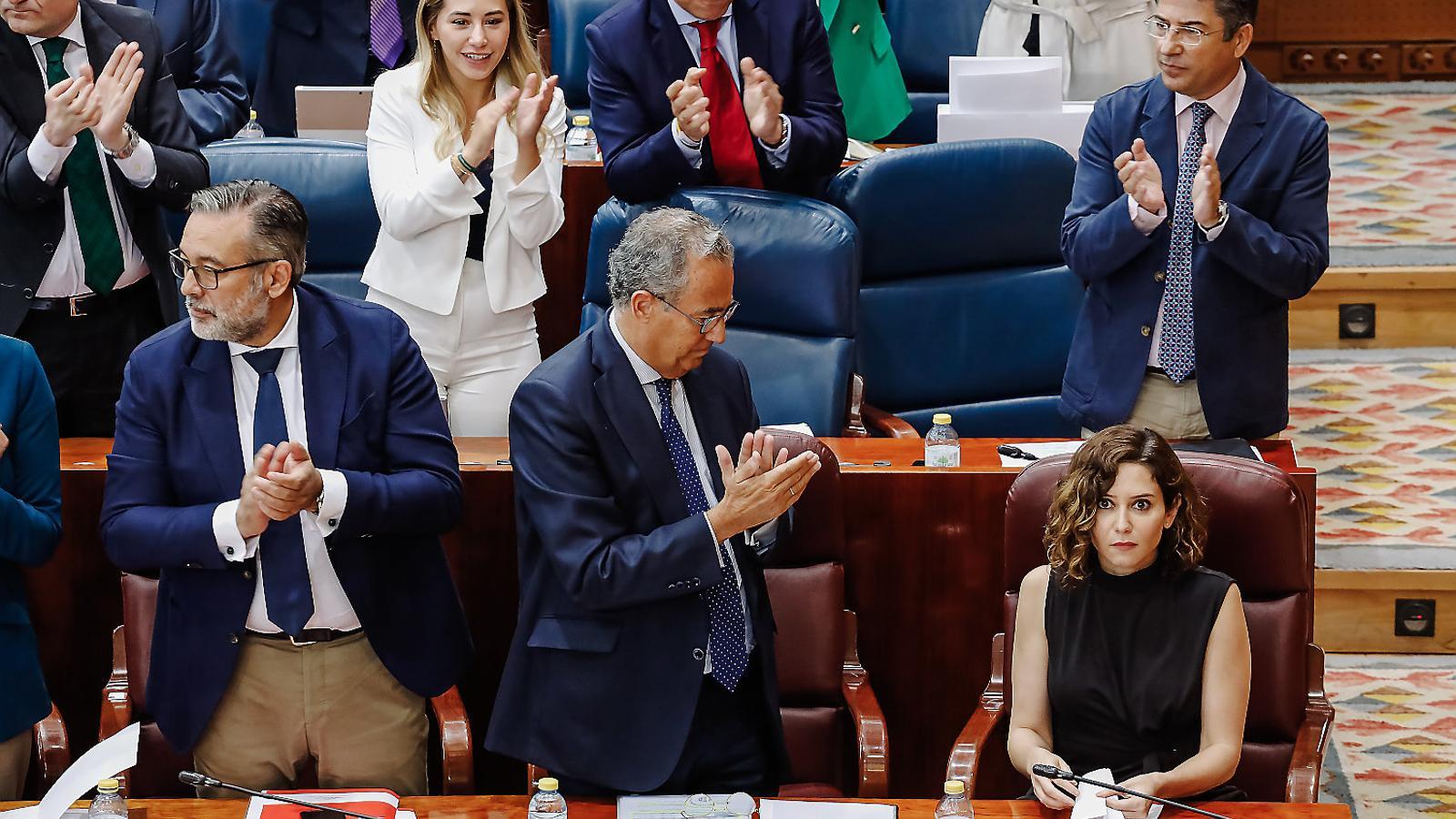 Isabel Díaz Ayuso, aplaudida ahir pels diputats del PP a l’Assemblea de Madrid.