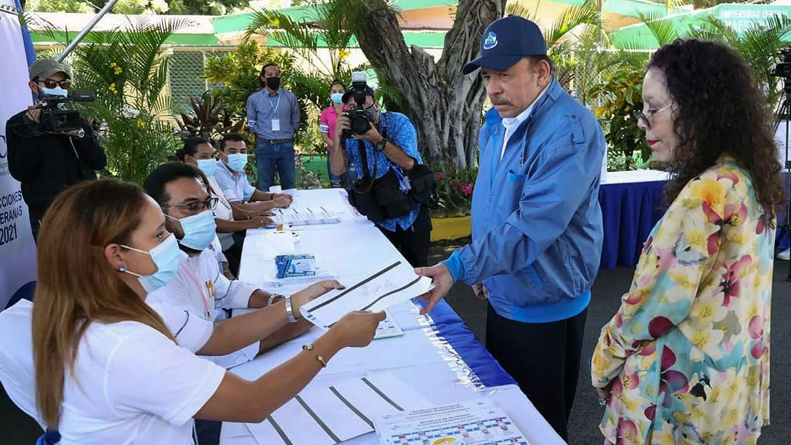 Daniel Ortega y Rosario Murillo en el momento de votar domingo.