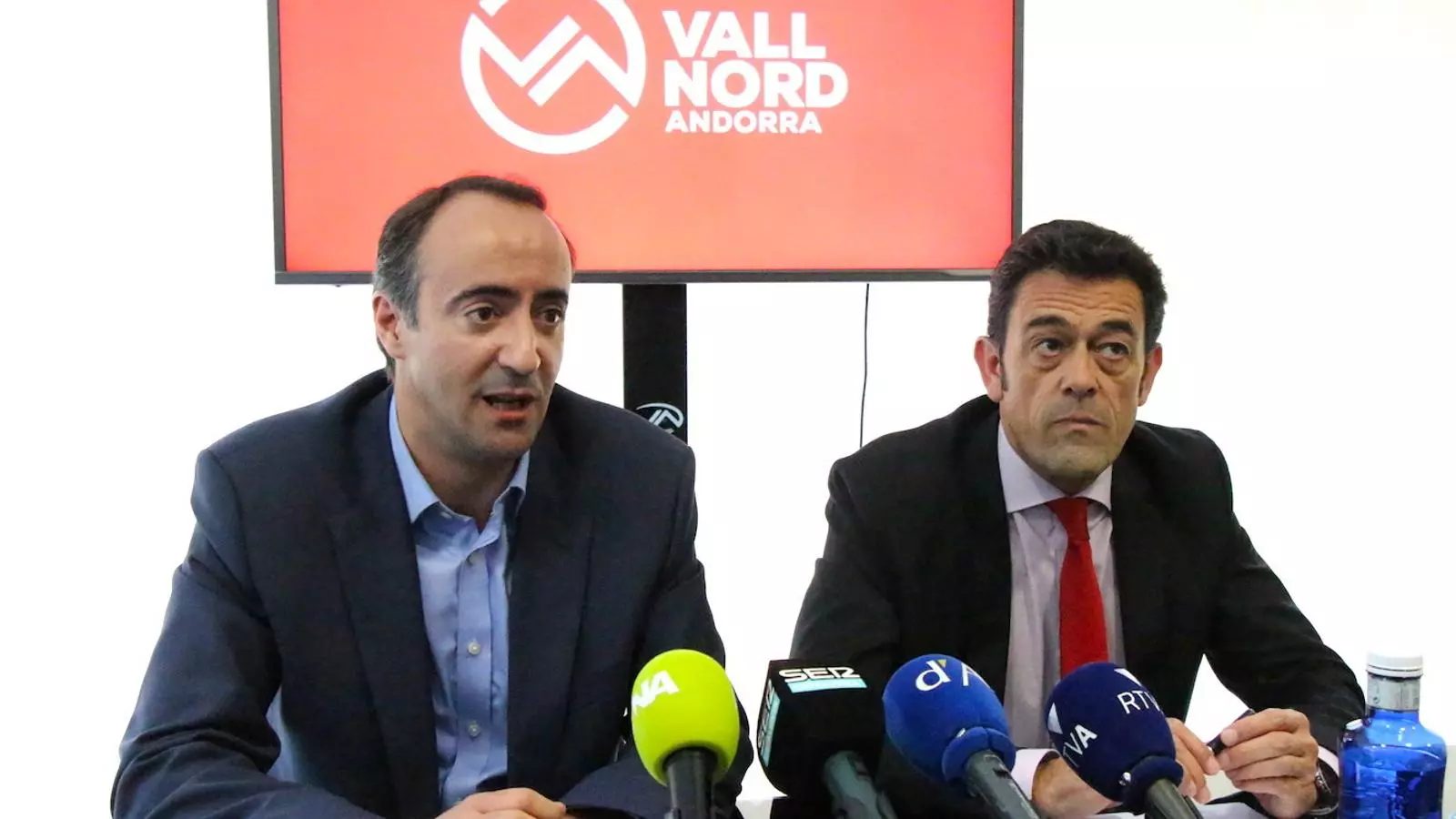 El cònsol major de la Massana i president de Vallnord, David Baró, i el cònsol major d'Ordino, Josep Àngel Mortés, durant la roda de premsa conjunta per anunciar la continuïtat de Vallnord. / C. G. (ANA)