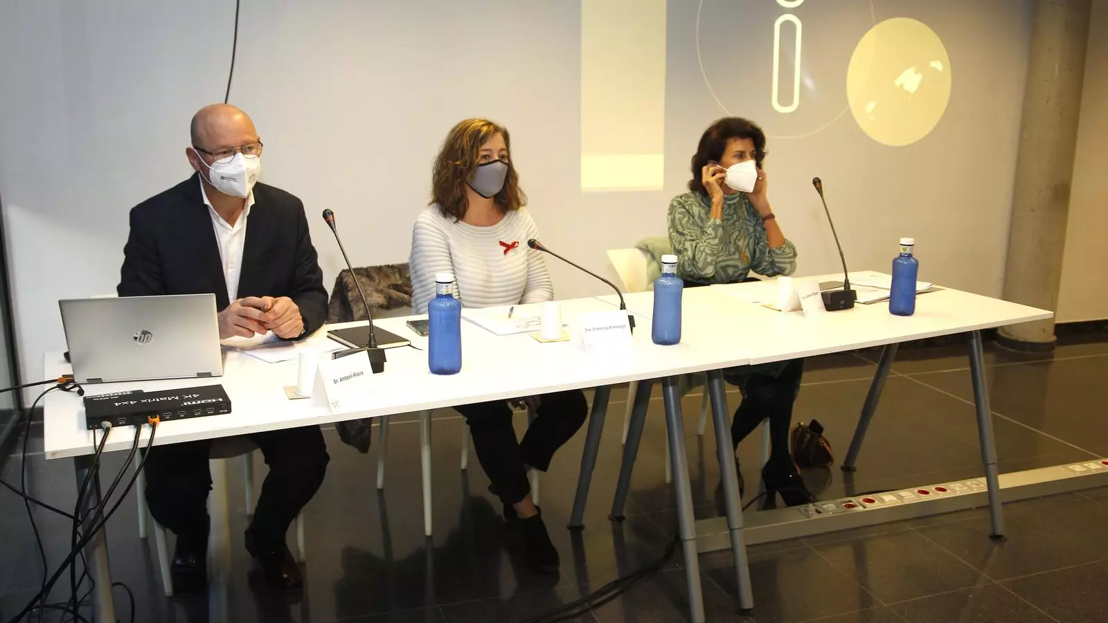 La presidenta, Francina Armengol, amb la presidenta de la Caeb, Carmen Planas i el director d'Impulsa, Antoni Riera.