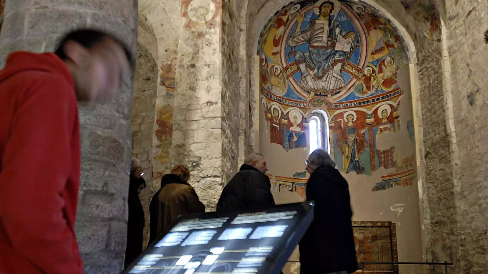 UN DELS CONJUNTS ROMÀNICS MÉS IMPORTANTS DE CATALUNYA
L'església de Sant Climent de Taüll, a la vall de Boí, consagrada el desembre del 1123, va ser declarada
Patimoni de la Humanitat el 2000 i és una de les icones de l'art català. La imatge és del 2007, quan encara no s'havien fet les noves excavacions al presbiteri.