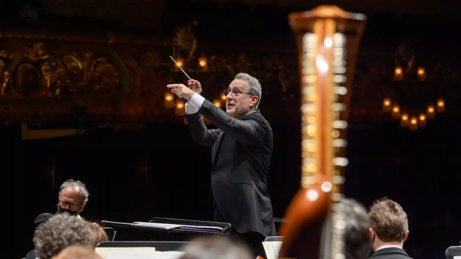 Josep Pons dirigint 'els altres Pelléas' al Liceu.