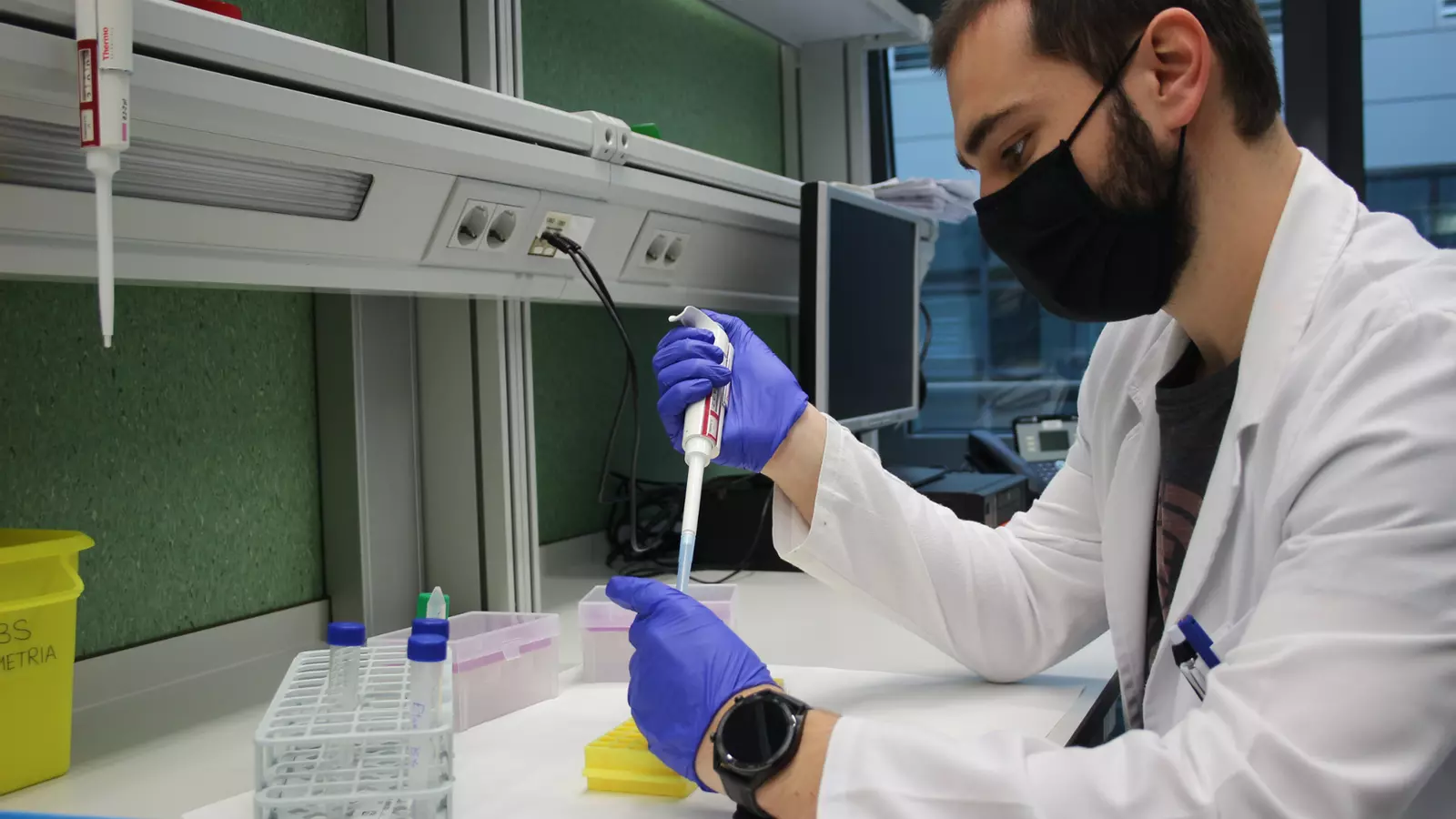 Un dels investigadors que formen part del projecte per detectar el covid-19 en espais tancats.