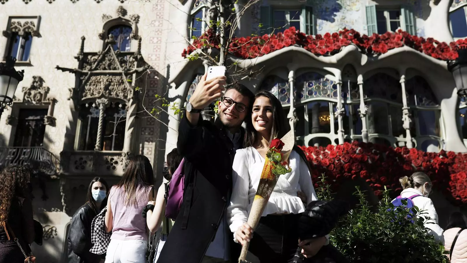 Ambient al passeig de Gràcia per Sant JOrdi 2021