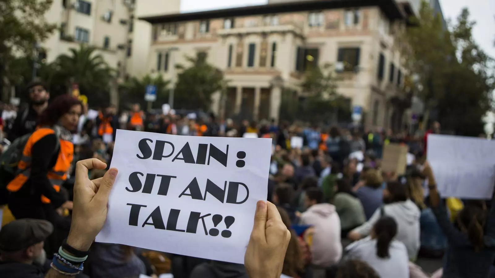 Més d'un miler de manifestants davant de la Delegació del Govern amb el cartell 'Spain: sit and talk'