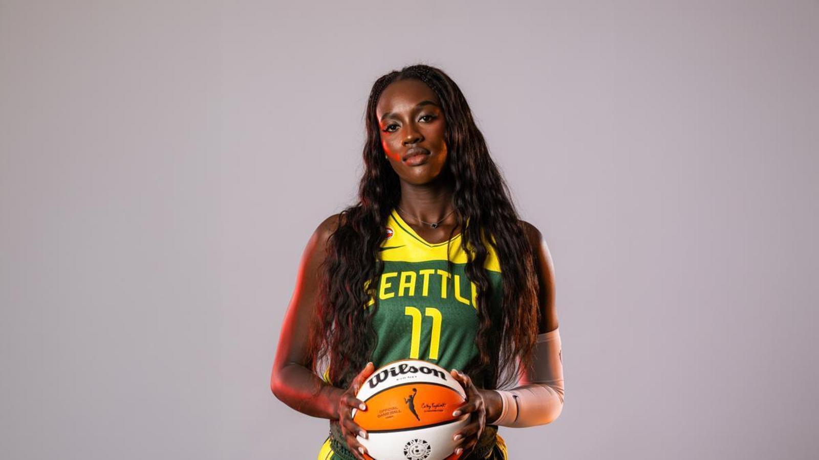 Fotografía cedida por Seattle Storm donde aparece su pívot, la española Awa Fam
