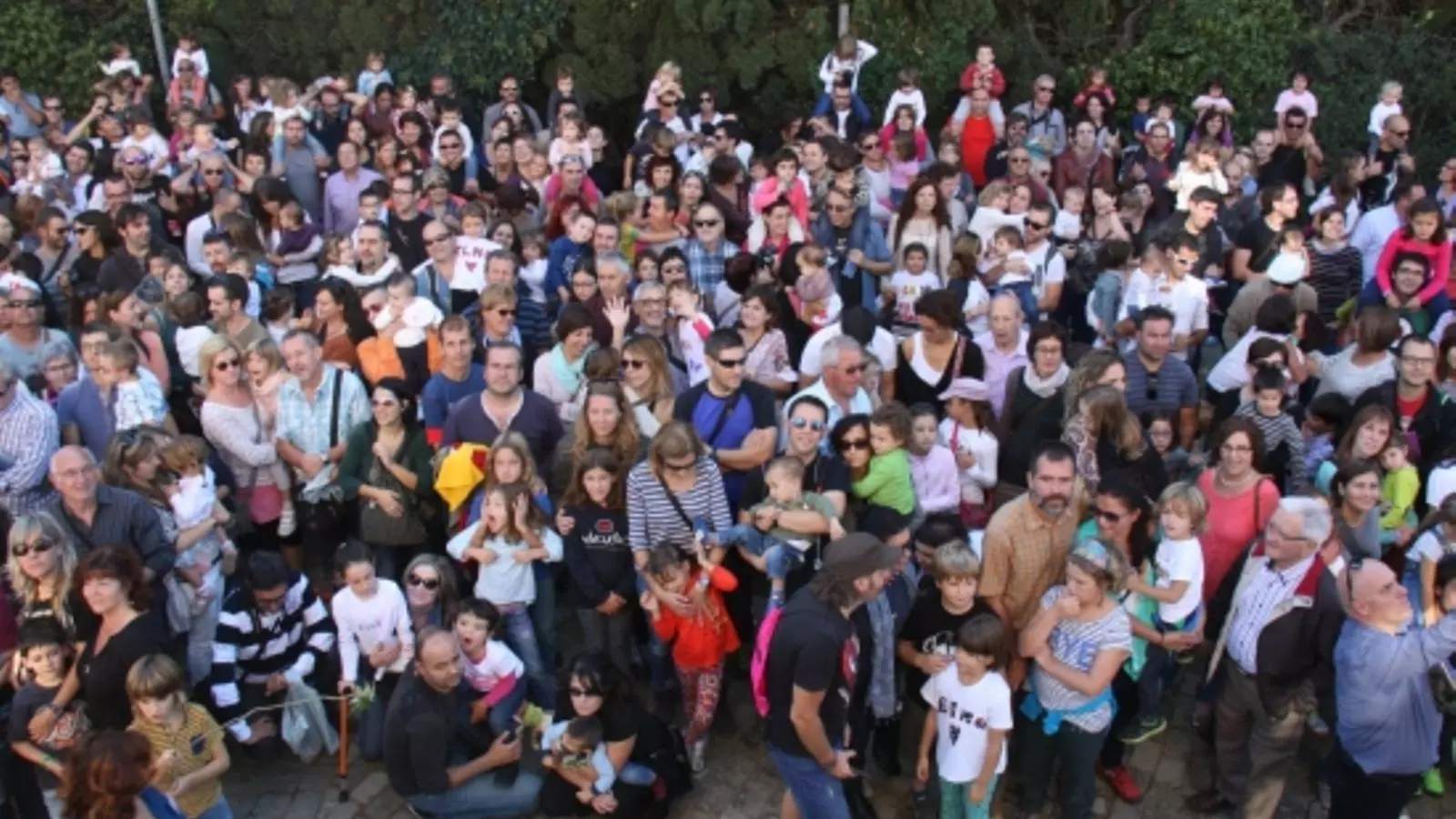 Fotografia grupal que han fet els assistents que aquest diumenge 11 d'octubre han participat en la 5a Trobada de petites Elna a Elna, al Rosselló / Nerea Guisasola ACN