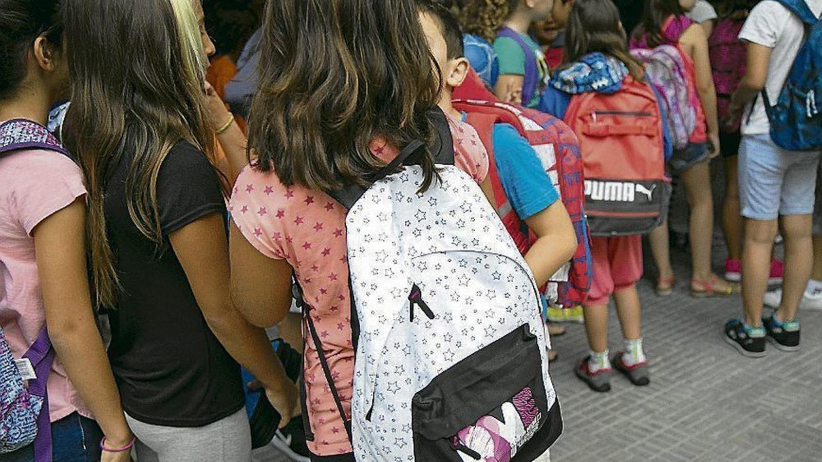 lumnes d’educació infantil fent cua a la porta de l’escola El Patufet de Gràcia a l’inici del curs.