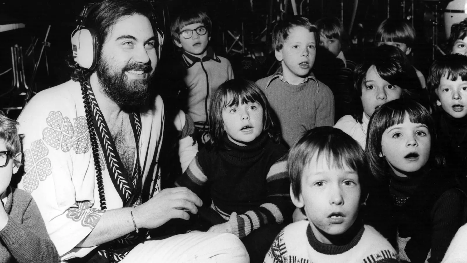 El compositor, músic, arranjador i productor Evangalos Papathanassiou, més conegut com a Vangelis, a la gravació d'un àlbum, la'any 1979, amb 25 nens de l'Orleans Infants School de Twickenham.