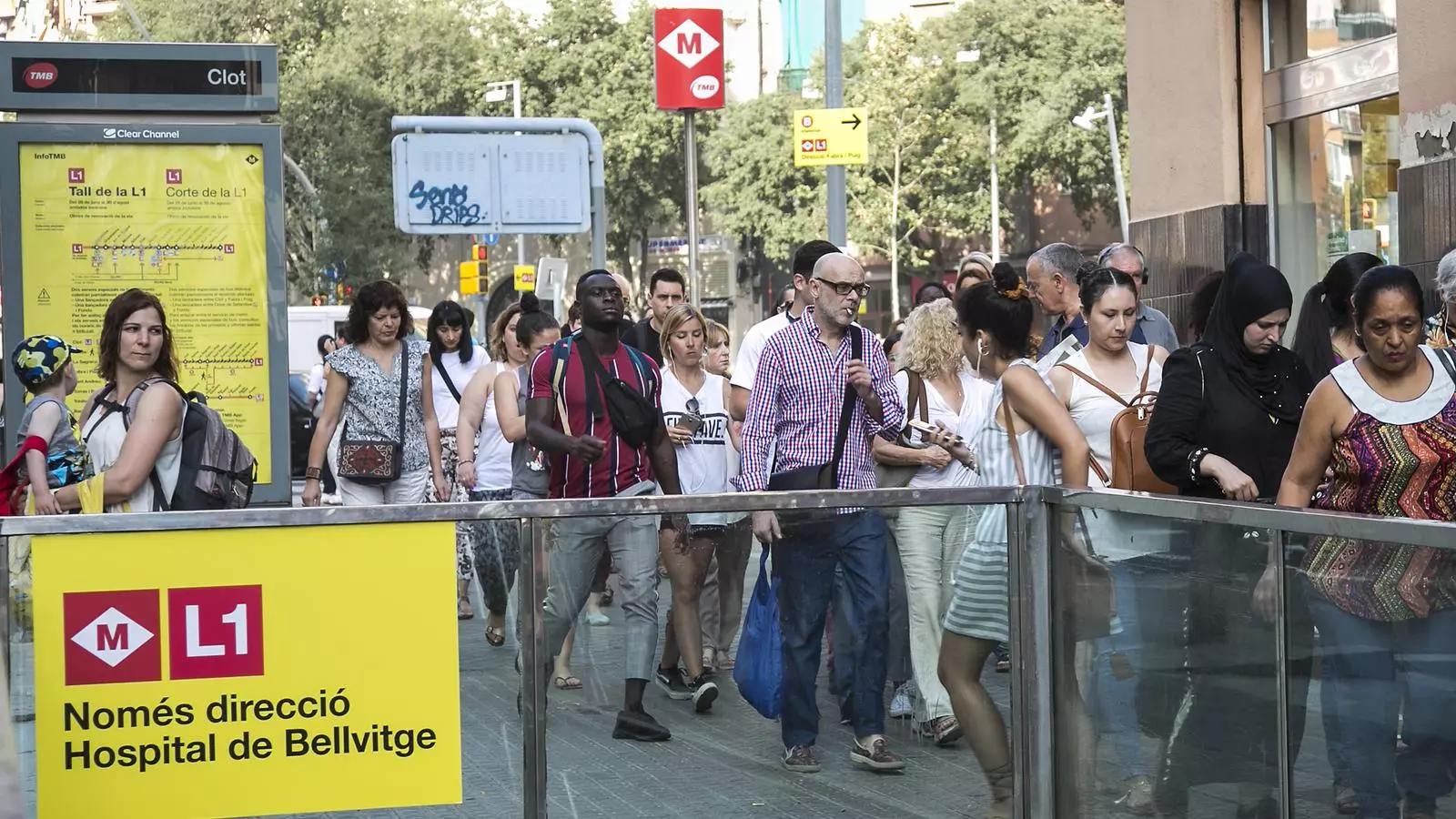 Desenes d'usuaris de la L1 baixen a l'estació de metro Clot, parada final de la línia vermella els pròxims dos mesos.