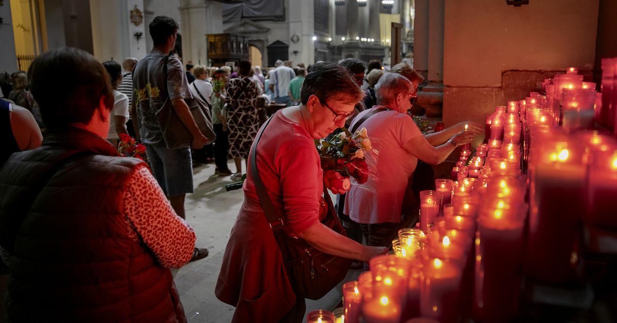 Milers de fidels recorren l'església de Barcelona que visitarà el pontífex

✍️ Roger Palós (@rogerpalos)
