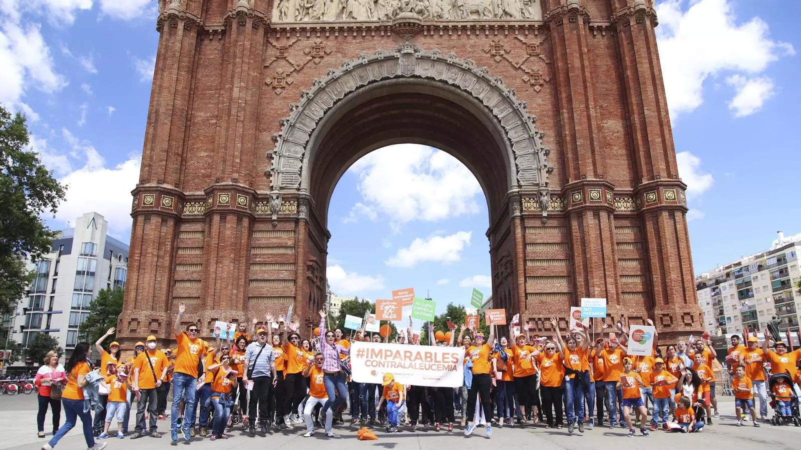 Participants en la mobilització Imparables contra la Leucèmia, a l'Arc de Triomf de Barcelona
