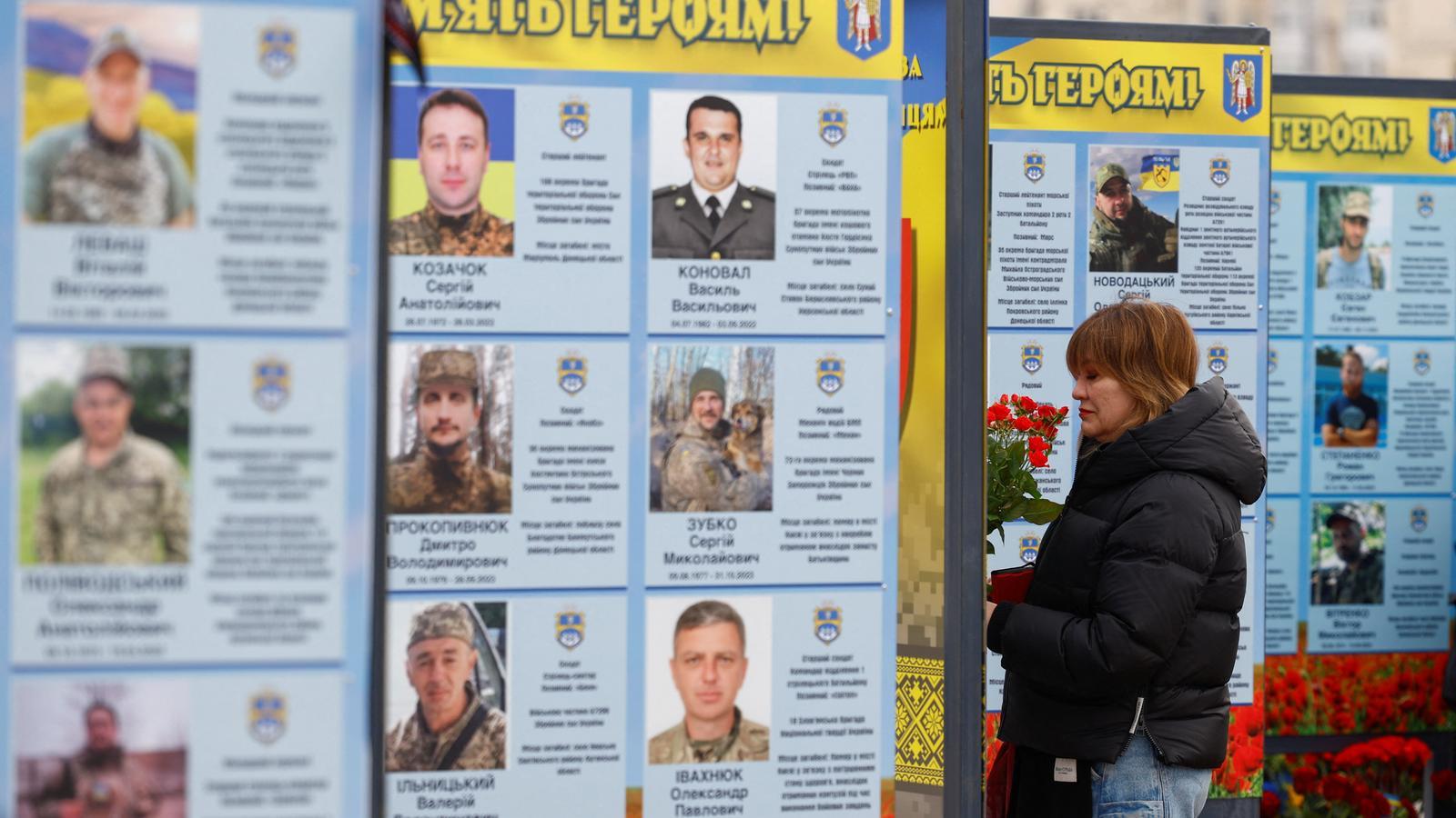 Una mujer visita uno de los memoriales a los caídos en la defensa de Ucrania contra la invasión rusa, este martes en Kiiv.