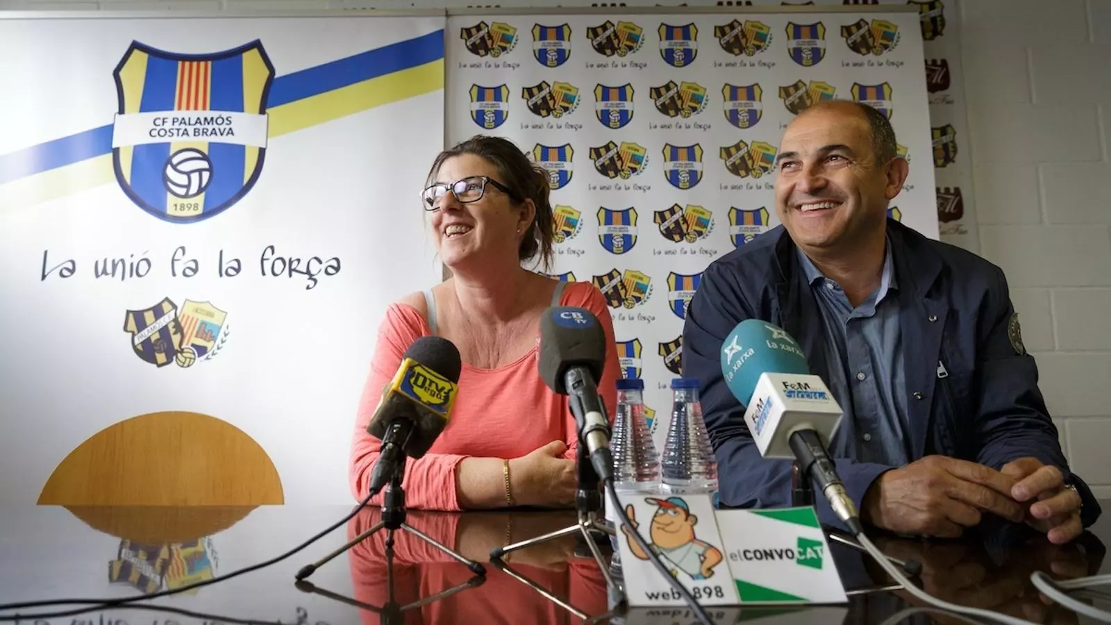 Isabel Tarragó i Joan Pau Pérez, presentant la fusió del Llagostera i el Palamós