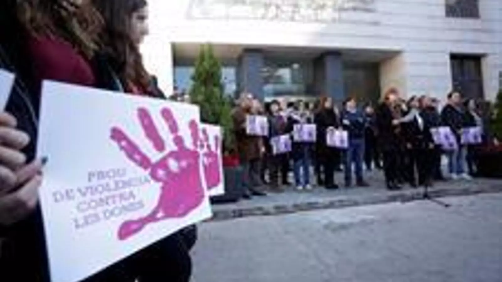 Concentració en suport a la jove valenciana que va patir una agressió sexual la nit de Cap d'Any