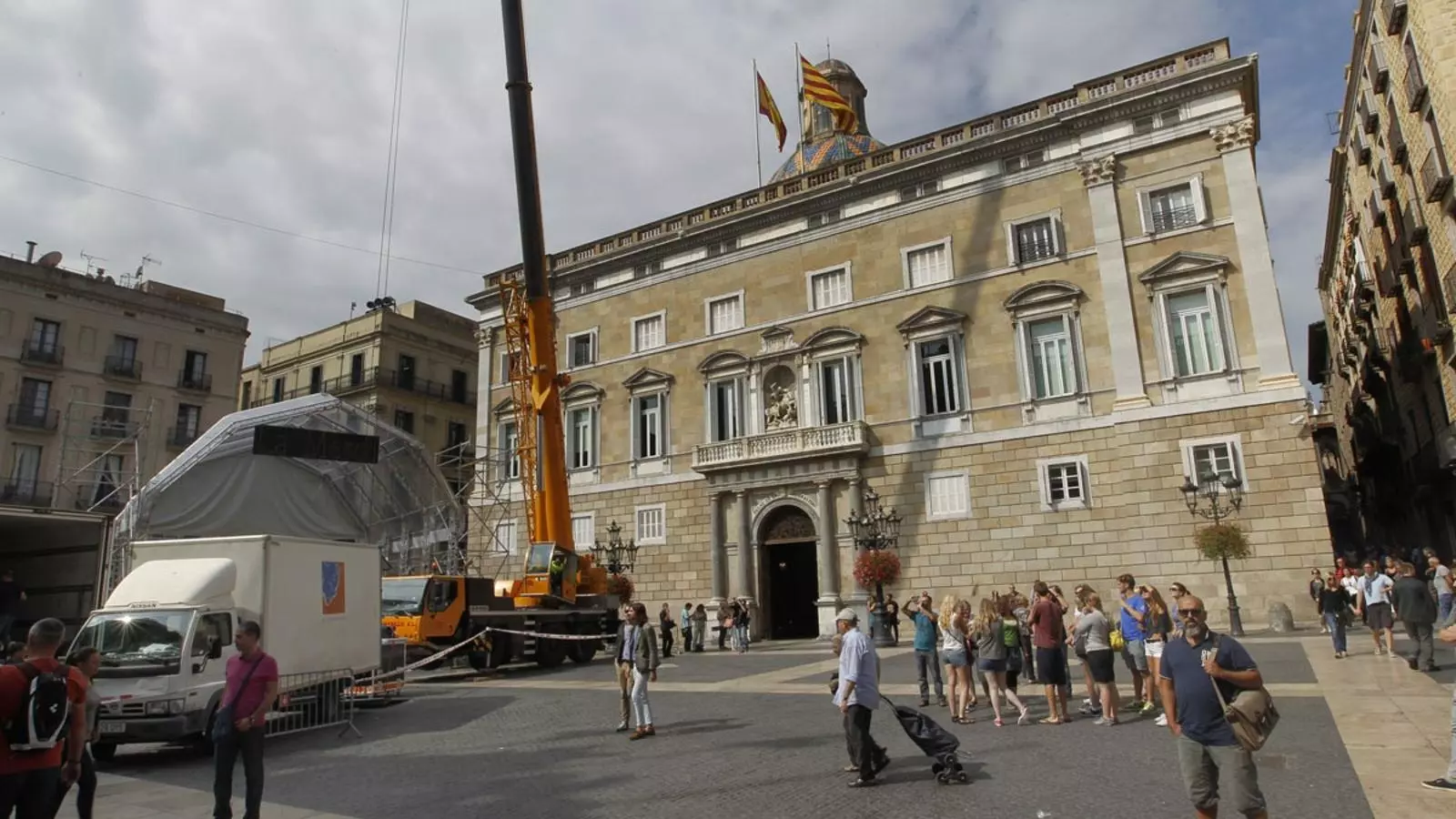 La plaça Sant Jaume i el Palau de la Generalitat, avui dijous