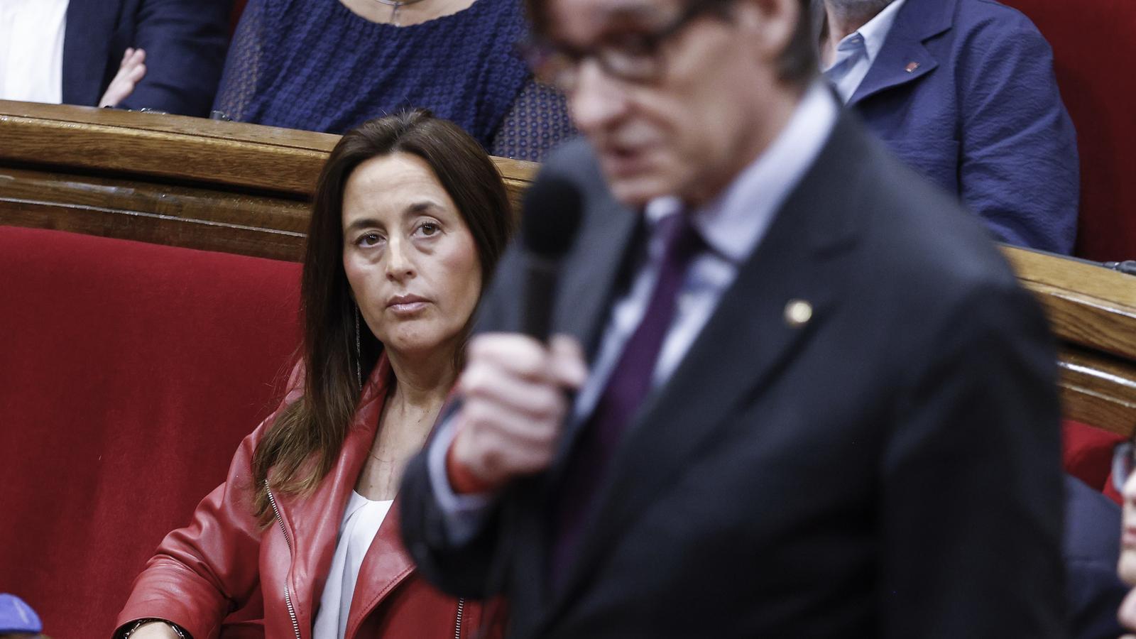 La consejera de Educación, Esther Niubó, detrás del presidente Salvador Illa en el pleno del Parlament