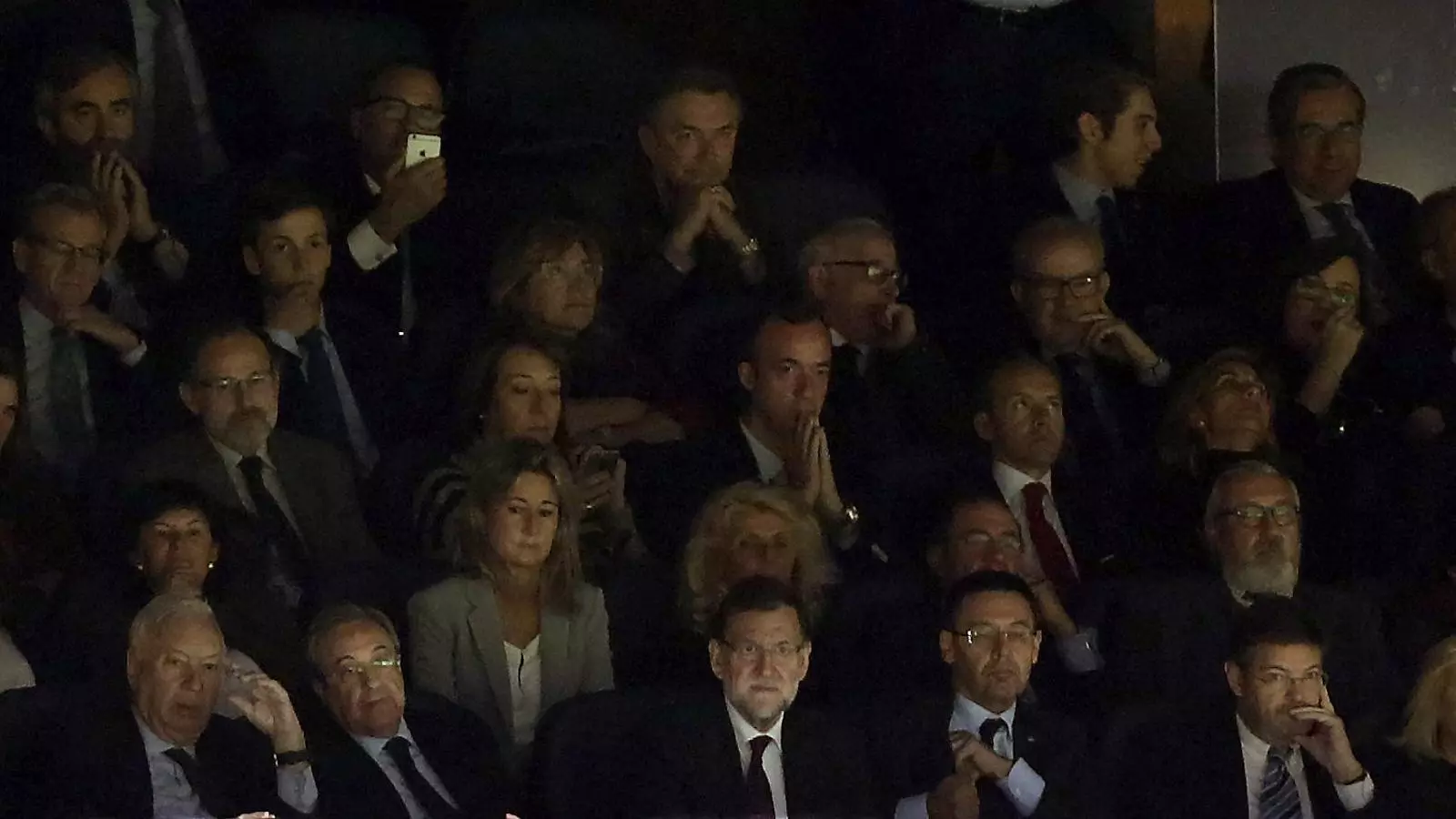La llotja del Bernabéu en el Madrid-Barça del 2015, amb el president Rajoy i els ministres Margallo i Catalá.