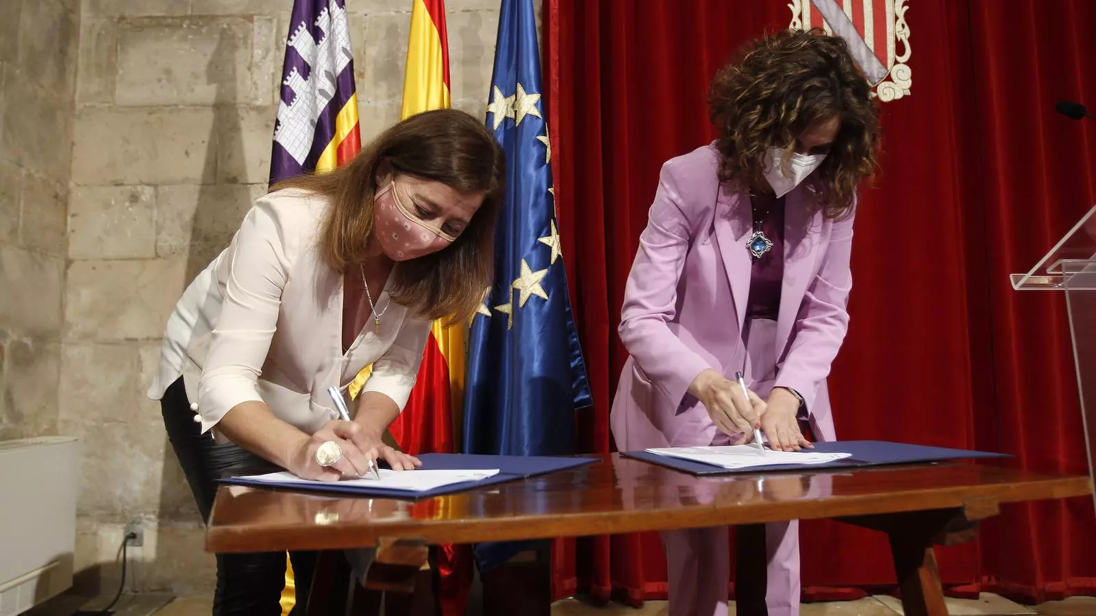 La ministra d'Hisenda, Maria Jesús Montero, i la presidenta del Govern, Francina Armengol, en el Consolat de Mar