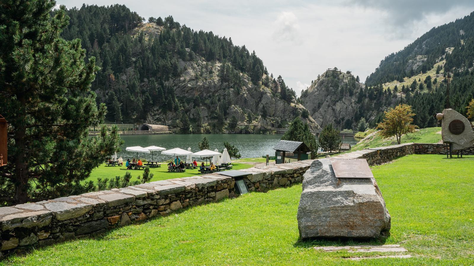 Spaces to rest and contemplate the nature surrounding Lake Núria.