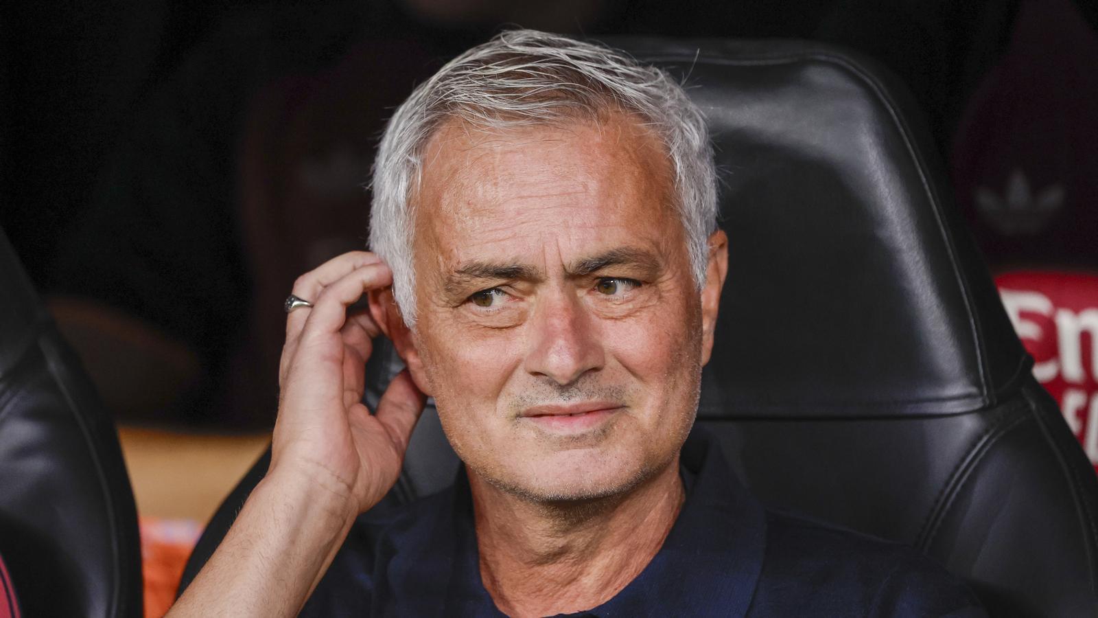 José Mourinho on the Bernabéu bench.