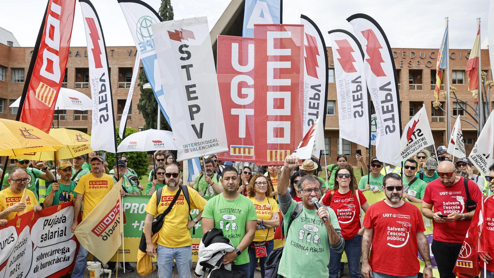 Concentration of teachers at the doors of the headquarters of the Ministry of Education in the city of Valencia due to the indefinite strike started on May 11.