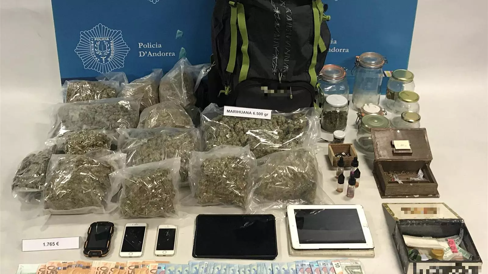 La droga i els diners que es van trobar a la xarxa. / SERVEI DE POLICIA