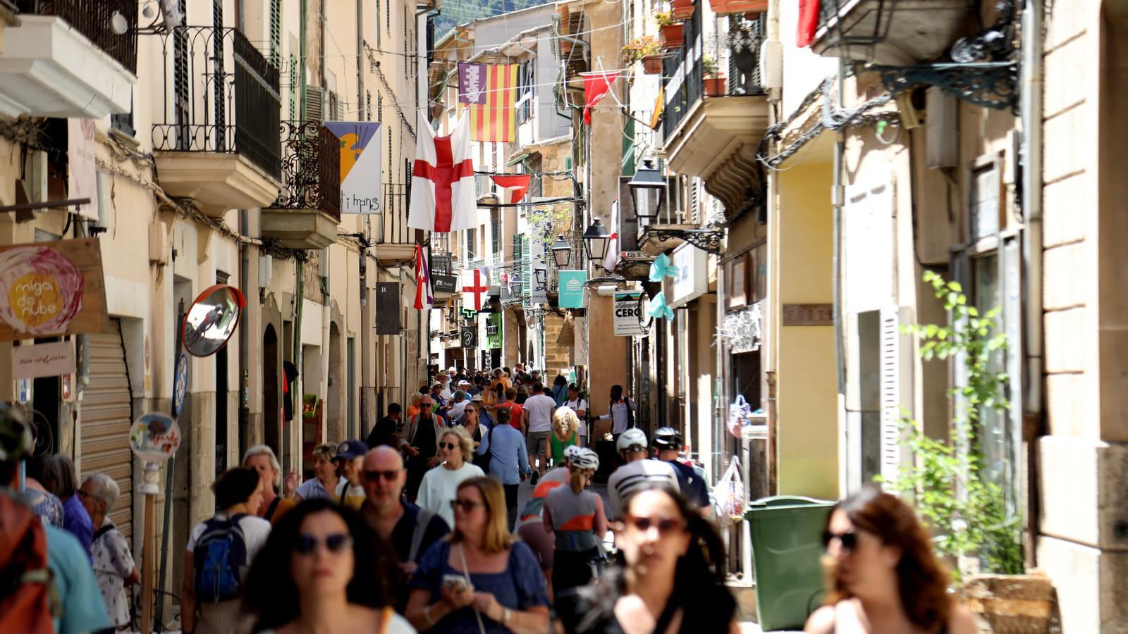 Un carrer de Sóller durant la temporada turística.