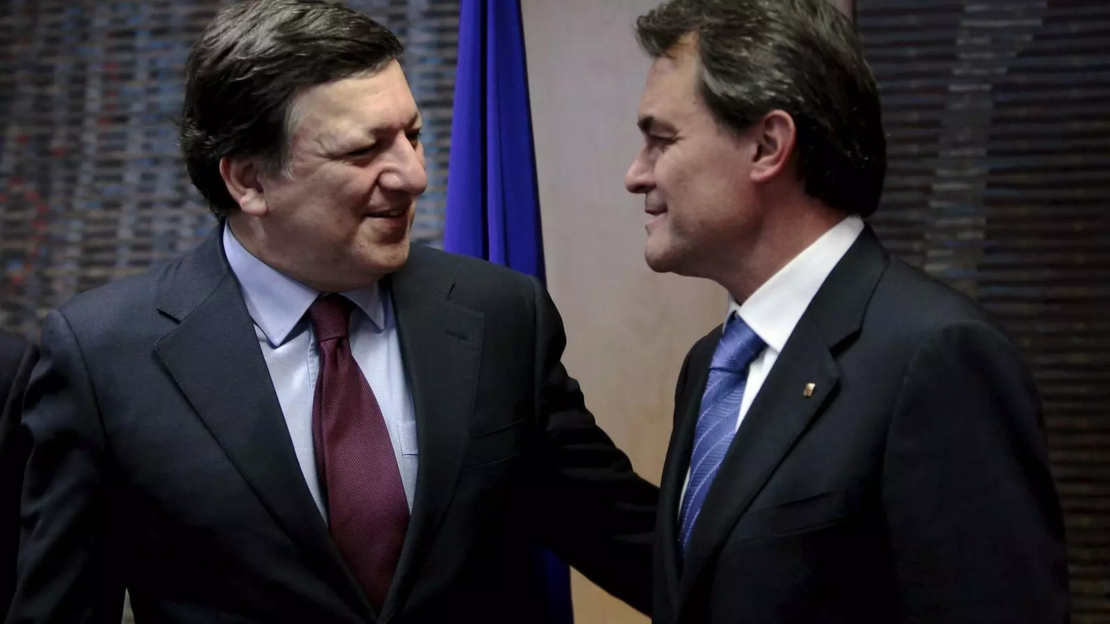 DAVANT UN PROCÉS IMPREVIST, EUROPA ES MANTÉ A L'AGUAIT
Artur Mas (a la foto, amb el president de la Comissió Europea, José Manuel Durao Barroso, en una imatge d'arxiu) busca el paraigua europeu en el procés d'emancipació nacional. El fet que Europa no tingui previstos mecanismes d'ampliació interna explica la desorientació que ha generat el procés català. La Comissió, de moment, es manté en un pla neutral.
