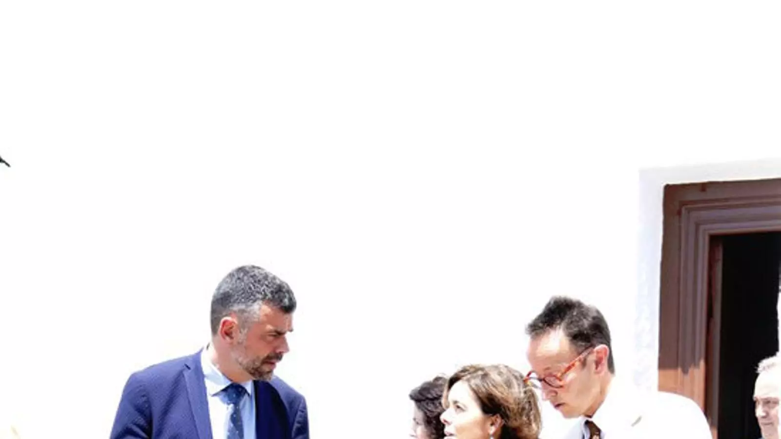 El conseller de Cultura, Santi Vila, amb la vicepresidenta del govern espanyol, Soraya Saénz de Santamaría, i el net de Joan Miró, Joan Punyet, sortint de l'estudi de l'artista al Mas Miró, aquest 19 de juny de 2017. (Vertical) dilluns, 19 juny 2017 15:02 Anna Mayor El conseller de Cultura, Santi Vila, amb la vicepresidenta del govern espanyol, Soraya Saénz de Santamaría, i el net de Joan Miró, Joan Punyet, sortint de l'estudi de l'artista al Mas Miró