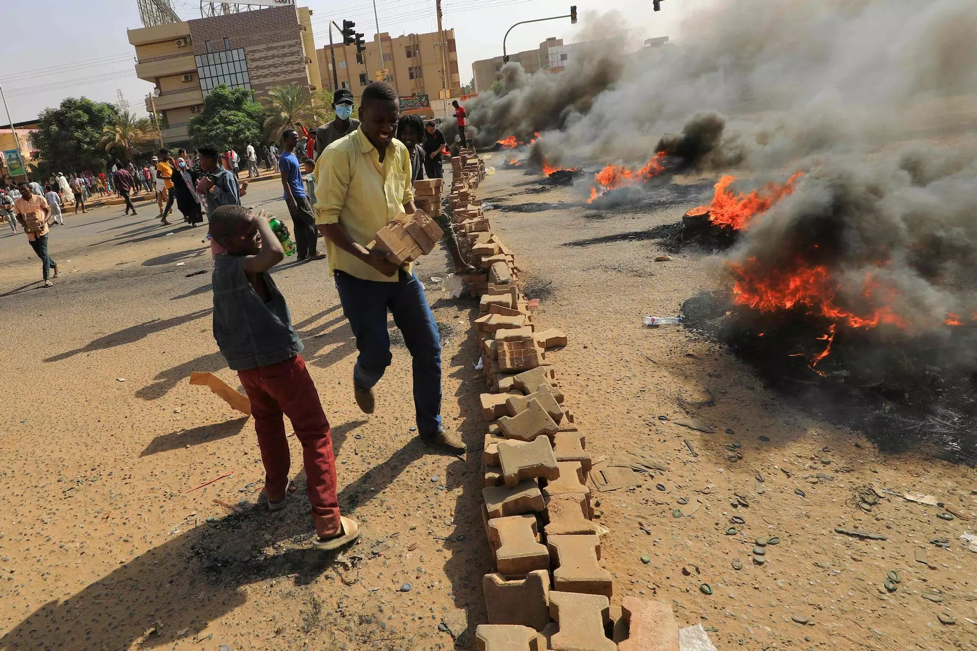 Manifestants sudanesos cremen pneumàtics per bloquejar una carreteraa Khartum