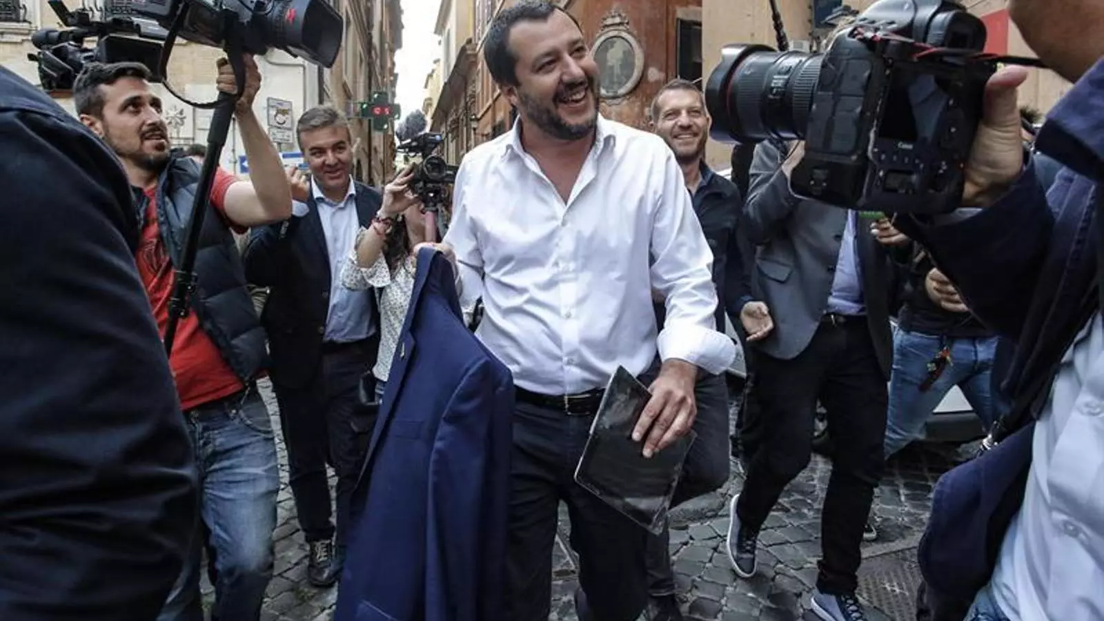 Salviani, més enrere, i Di Maio sortint de la reunió amb els líders de l'M5S, a Roma