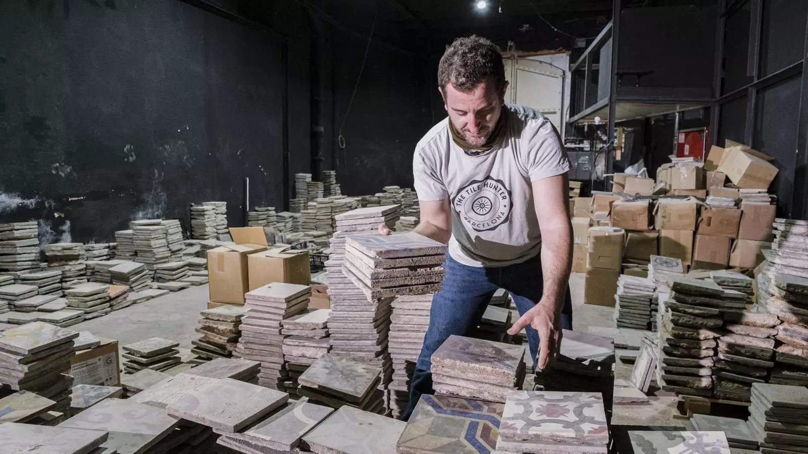 Un dels espais del futur museu de la rajola hidràulica amb el seu impulsor, Joel Cánovas