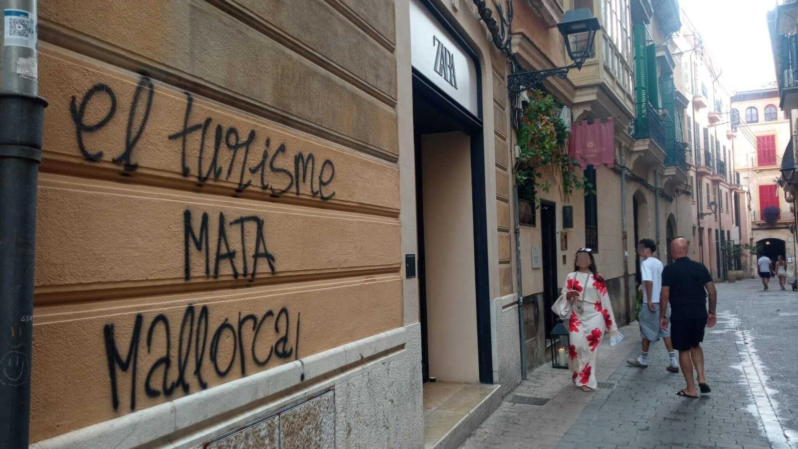 Pintada a una paret a prop del passeig del Born de Palma