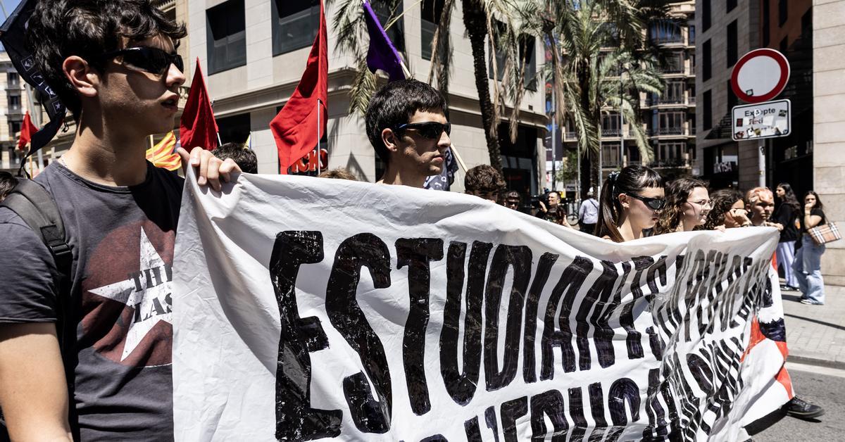 La USTEC, la CGT i la Intersindical mantenen la vaga de dilluns a les comarques centrals i gironines fins que no tinguin l'aval de l'acord al qual van arribar aq...
